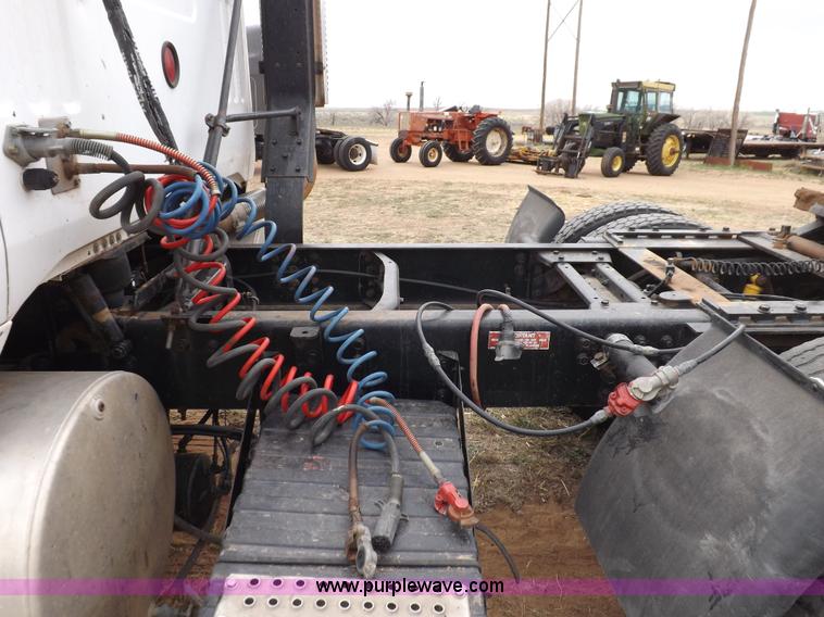 image for item H7185 1989 Volvo WIA semi truck