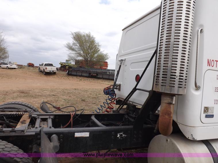 image for item H7185 1989 Volvo WIA semi truck