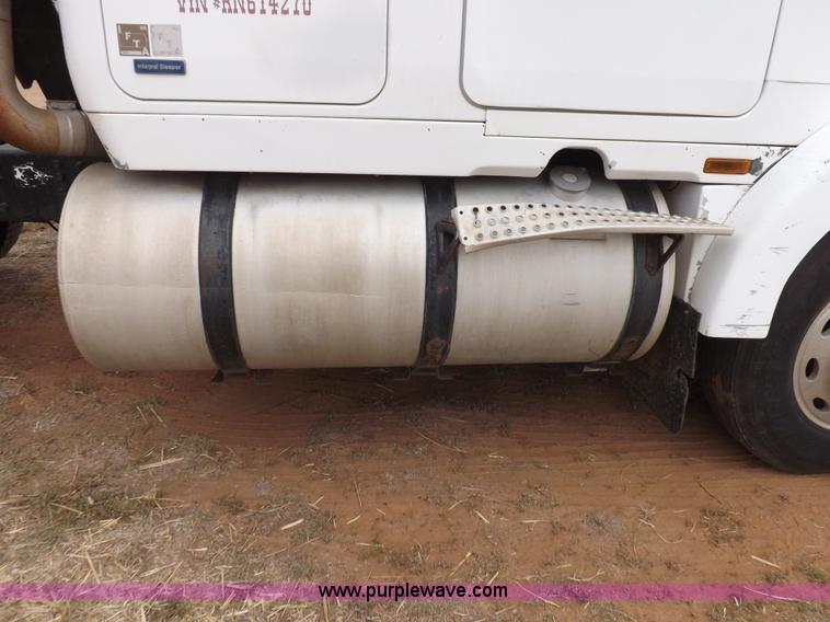 image for item H7185 1989 Volvo WIA semi truck