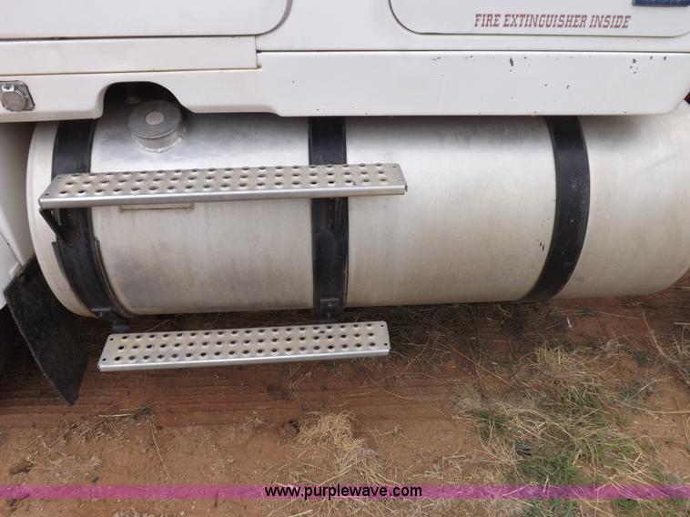 image for item H7185 1989 Volvo WIA semi truck