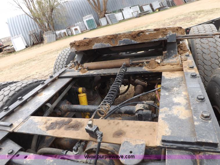 image for item H7185 1989 Volvo WIA semi truck