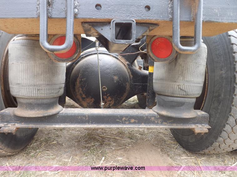 image for item H7185 1989 Volvo WIA semi truck