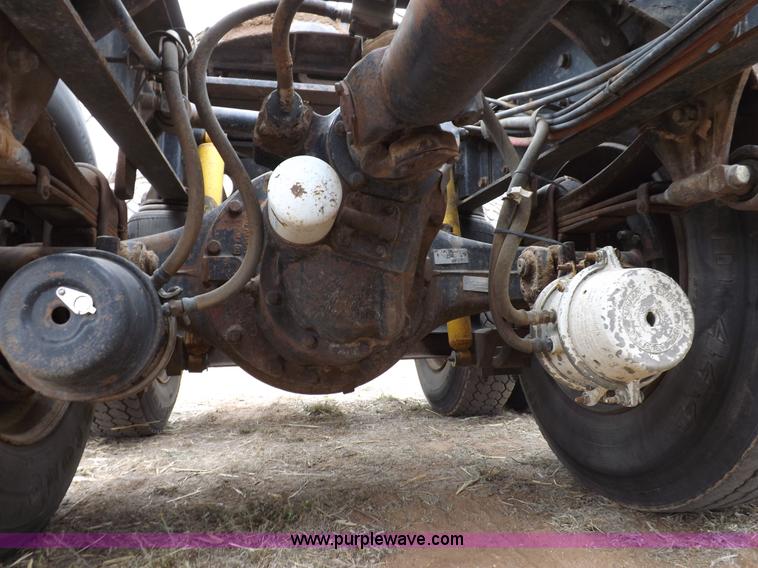 image for item H7185 1989 Volvo WIA semi truck