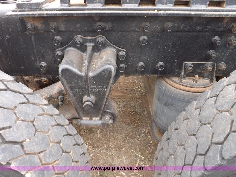 image for item H7185 1989 Volvo WIA semi truck