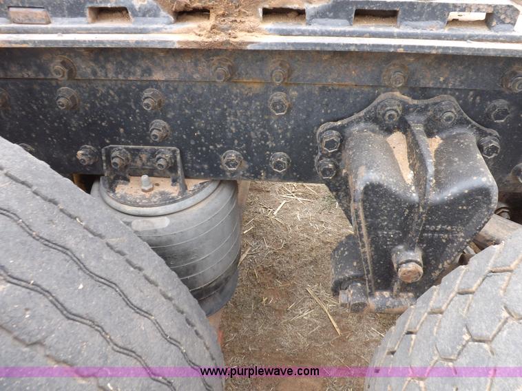 image for item H7185 1989 Volvo WIA semi truck