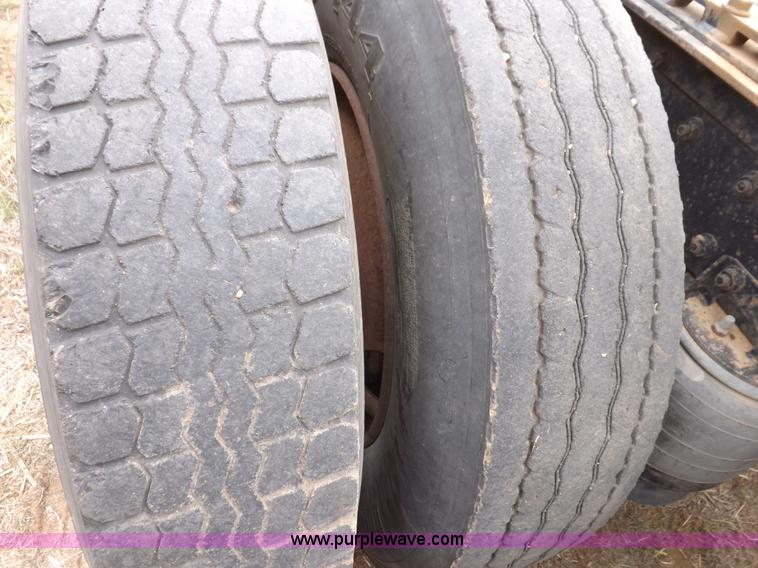 image for item H7185 1989 Volvo WIA semi truck