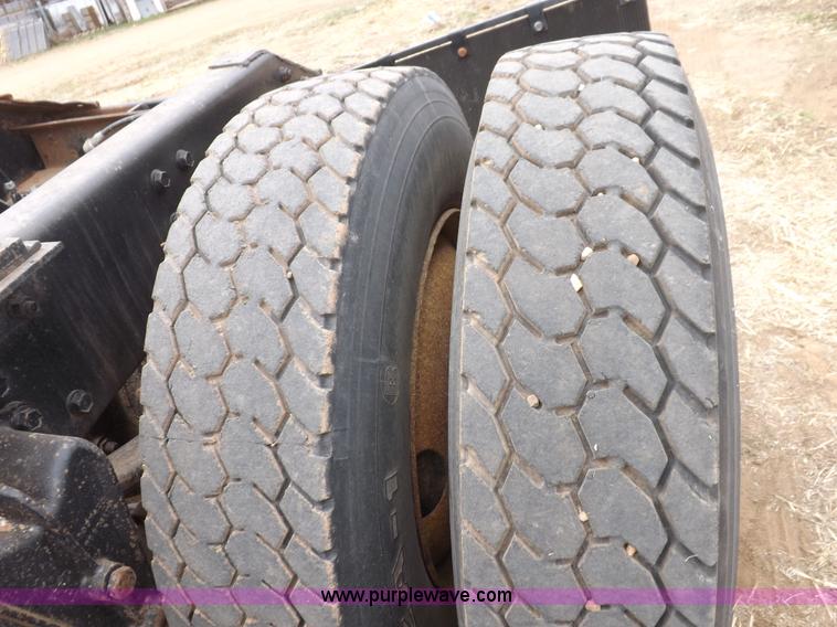 image for item H7185 1989 Volvo WIA semi truck