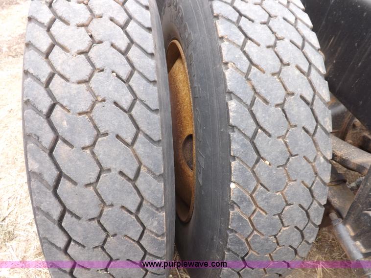 image for item H7185 1989 Volvo WIA semi truck