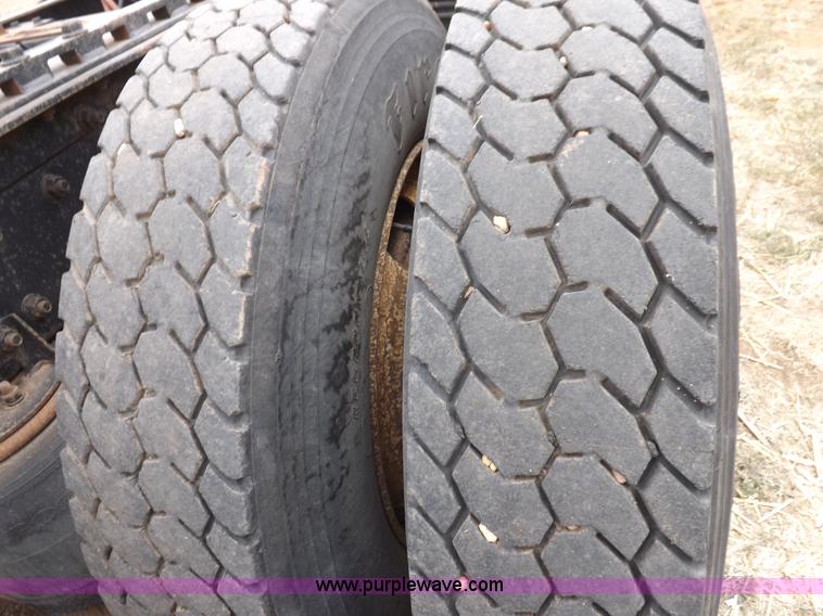 image for item H7185 1989 Volvo WIA semi truck