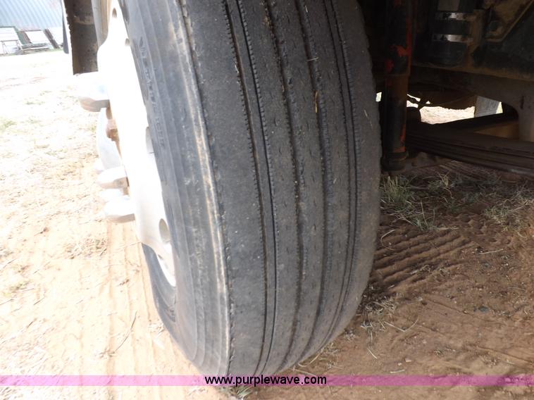 image for item H7185 1989 Volvo WIA semi truck