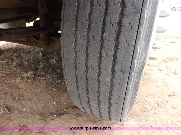 image for item H7185 1989 Volvo WIA semi truck