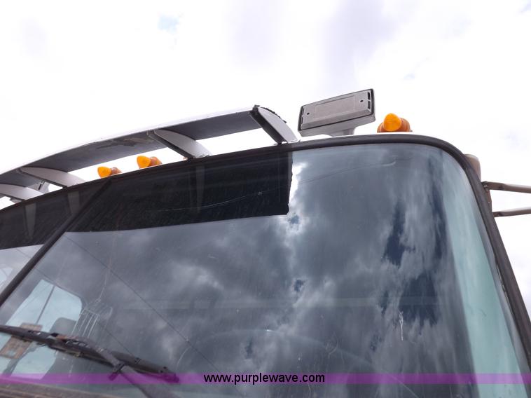 image for item H7185 1989 Volvo WIA semi truck