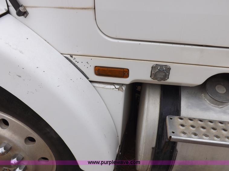 image for item H7185 1989 Volvo WIA semi truck