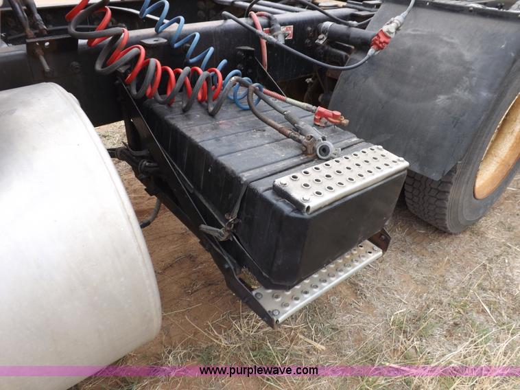 image for item H7185 1989 Volvo WIA semi truck