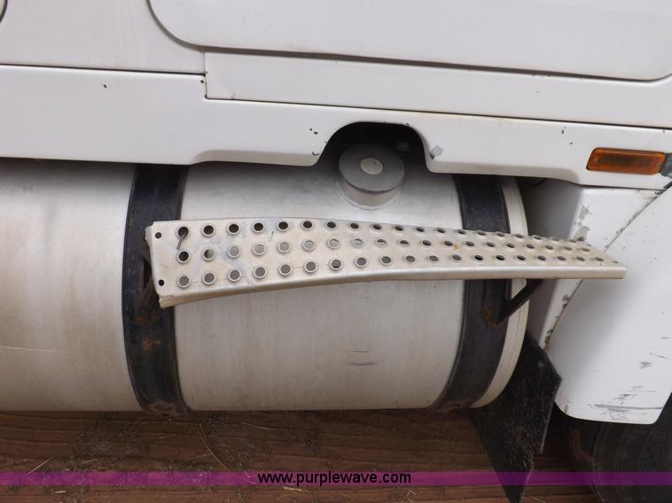 image for item H7185 1989 Volvo WIA semi truck