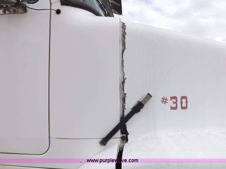 image for item H7185 1989 Volvo WIA semi truck