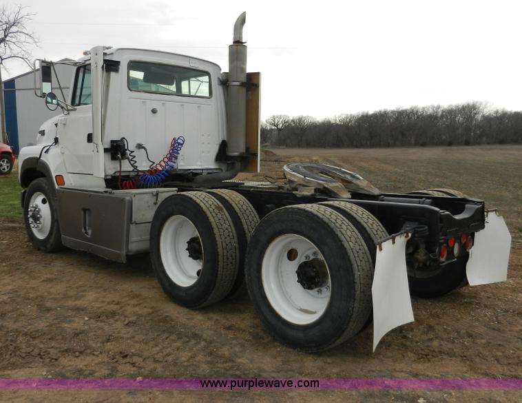 image for item X9595 1995 Ford AeroMax L900 day cab semi truck