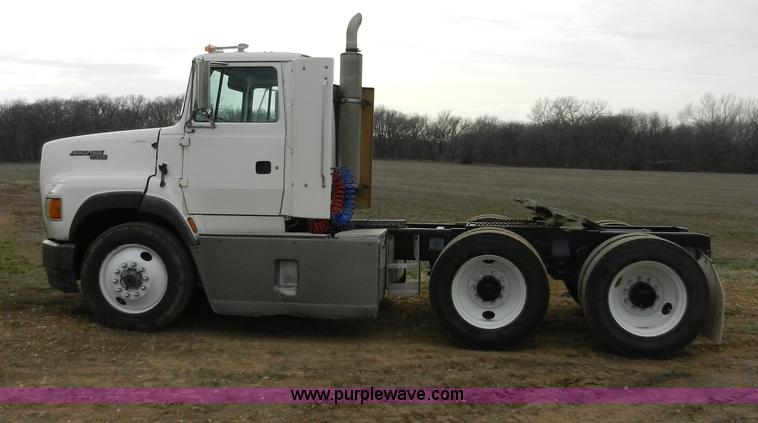 image for item X9595 1995 Ford AeroMax L900 day cab semi truck