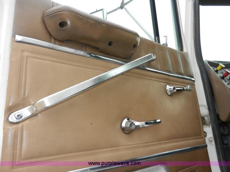 image for item X9595 1995 Ford AeroMax L900 day cab semi truck