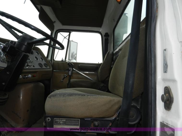 image for item X9595 1995 Ford AeroMax L900 day cab semi truck