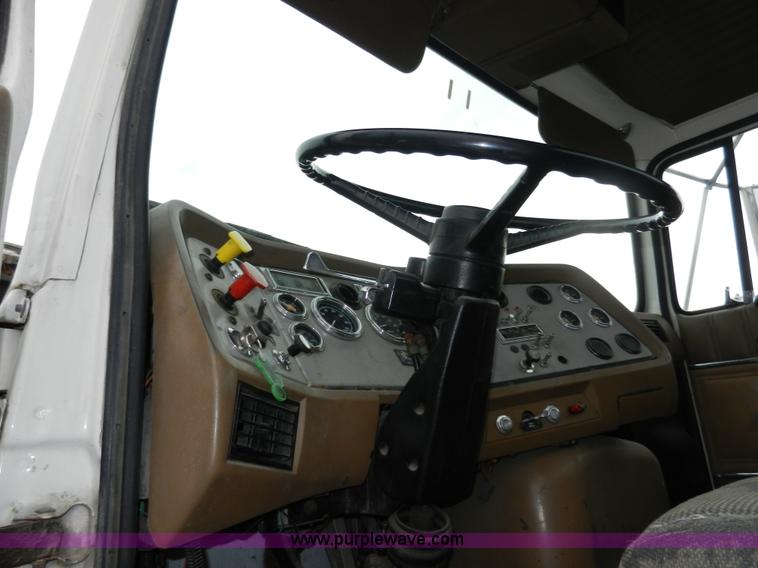 image for item X9595 1995 Ford AeroMax L900 day cab semi truck