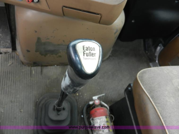 image for item X9595 1995 Ford AeroMax L900 day cab semi truck