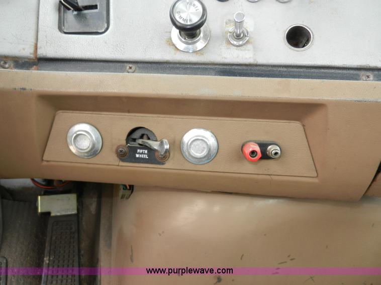 image for item X9595 1995 Ford AeroMax L900 day cab semi truck