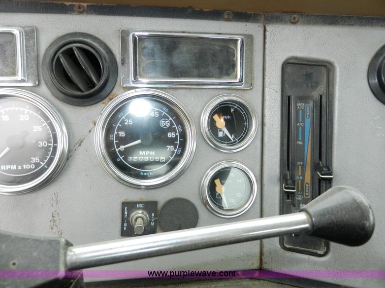 image for item X9595 1995 Ford AeroMax L900 day cab semi truck