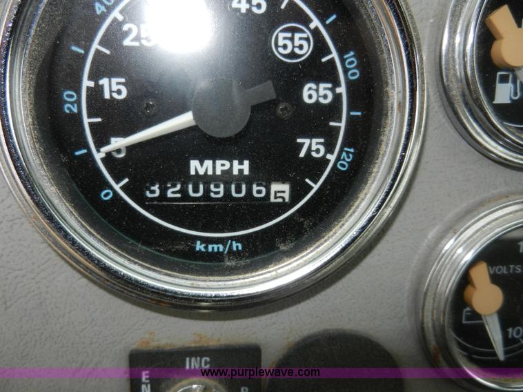 image for item X9595 1995 Ford AeroMax L900 day cab semi truck