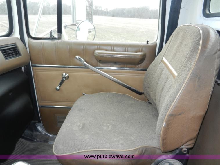 image for item X9595 1995 Ford AeroMax L900 day cab semi truck