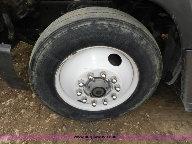 image for item X9595 1995 Ford AeroMax L900 day cab semi truck