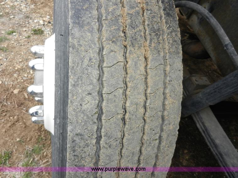 image for item X9595 1995 Ford AeroMax L900 day cab semi truck