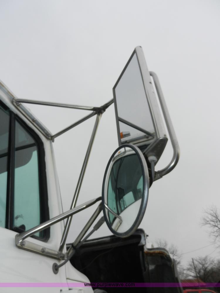 image for item X9595 1995 Ford AeroMax L900 day cab semi truck