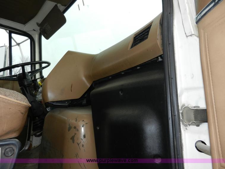 image for item X9595 1995 Ford AeroMax L900 day cab semi truck