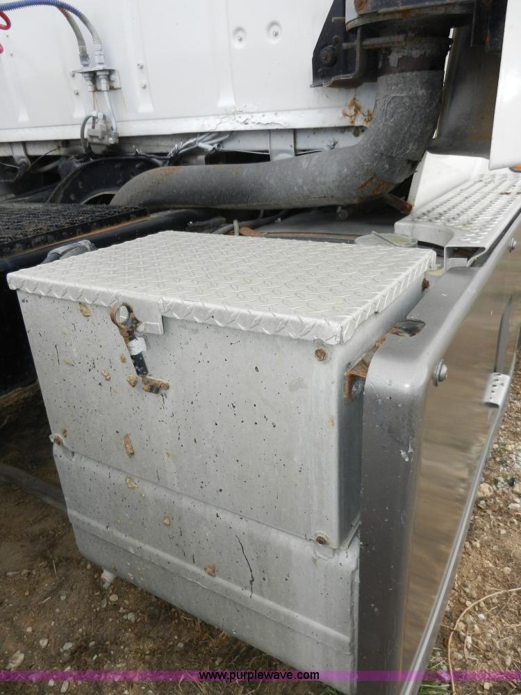 image for item X9595 1995 Ford AeroMax L900 day cab semi truck