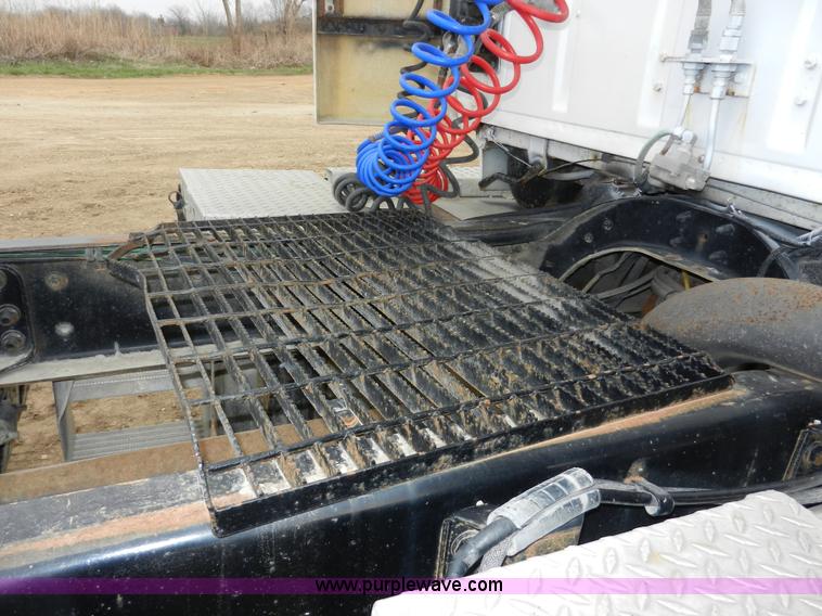 image for item X9595 1995 Ford AeroMax L900 day cab semi truck