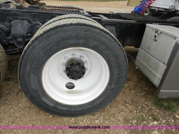 image for item X9595 1995 Ford AeroMax L900 day cab semi truck