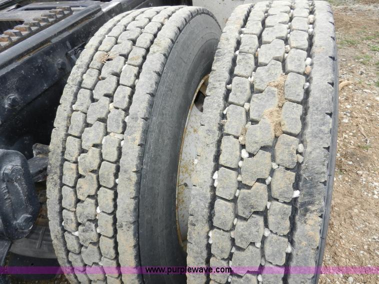 image for item X9595 1995 Ford AeroMax L900 day cab semi truck