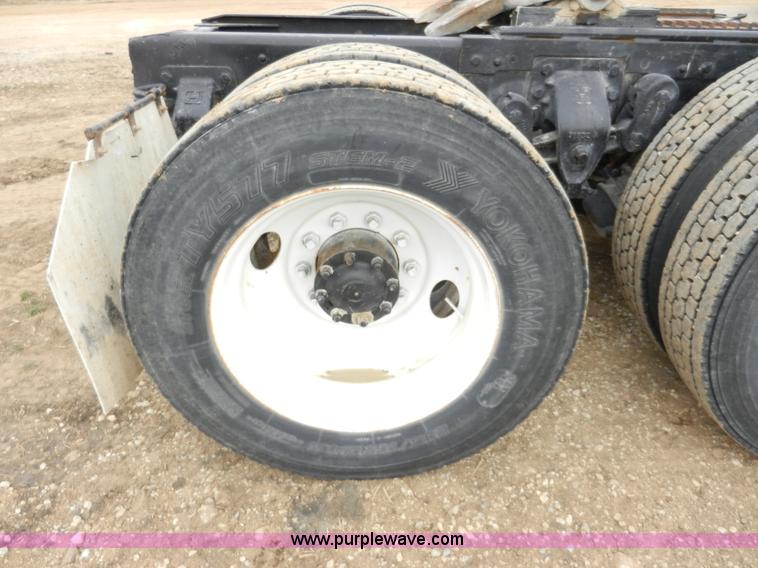 image for item X9595 1995 Ford AeroMax L900 day cab semi truck