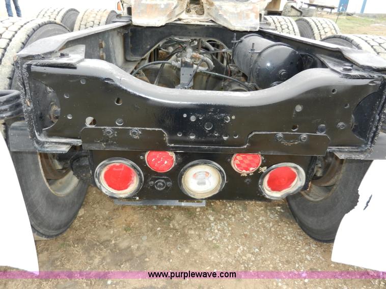 image for item X9595 1995 Ford AeroMax L900 day cab semi truck