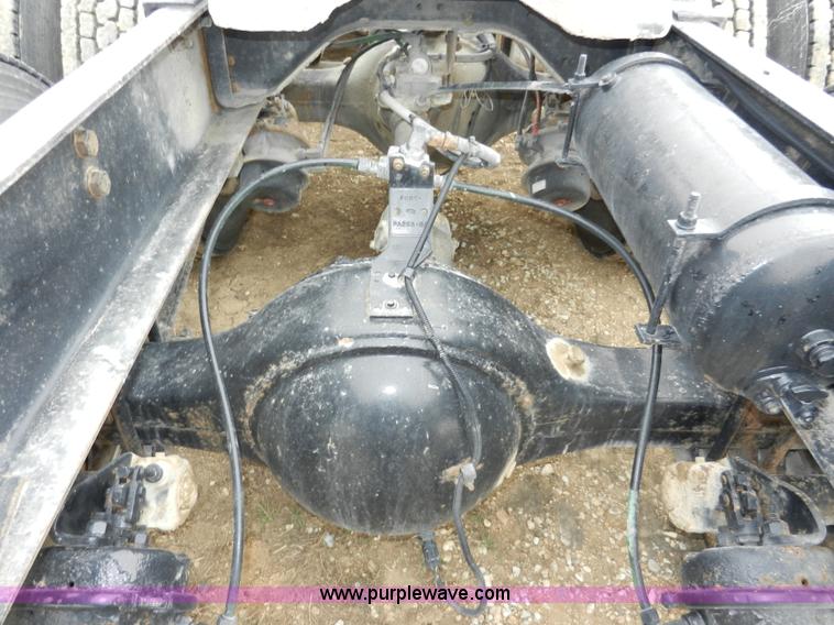 image for item X9595 1995 Ford AeroMax L900 day cab semi truck