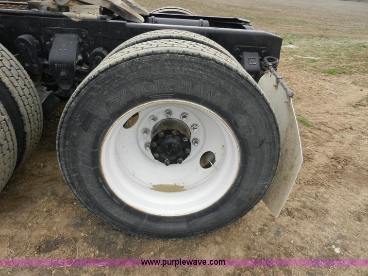 image for item X9595 1995 Ford AeroMax L900 day cab semi truck