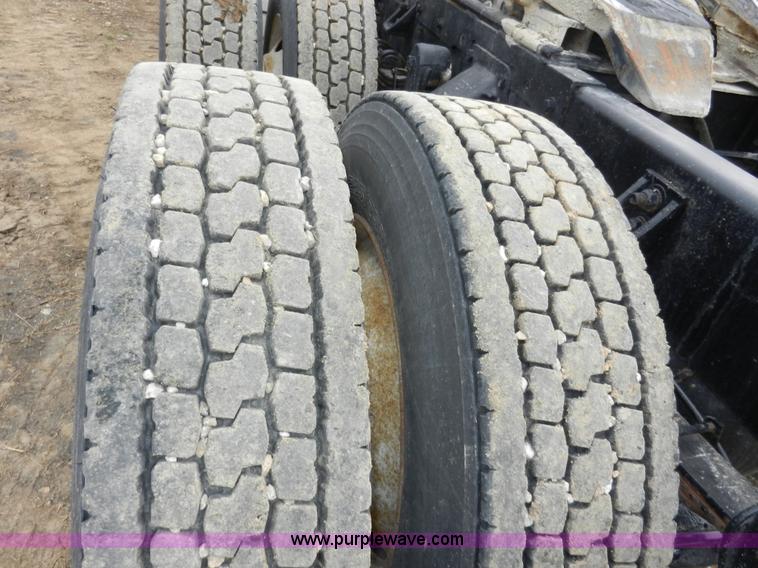 image for item X9595 1995 Ford AeroMax L900 day cab semi truck