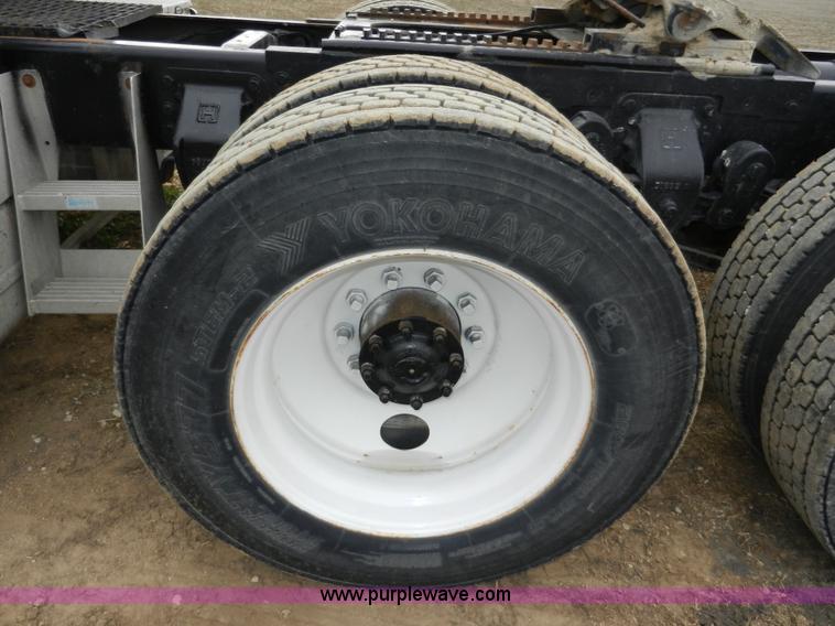 image for item X9595 1995 Ford AeroMax L900 day cab semi truck