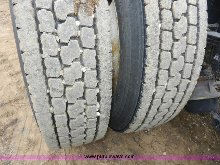 image for item X9595 1995 Ford AeroMax L900 day cab semi truck