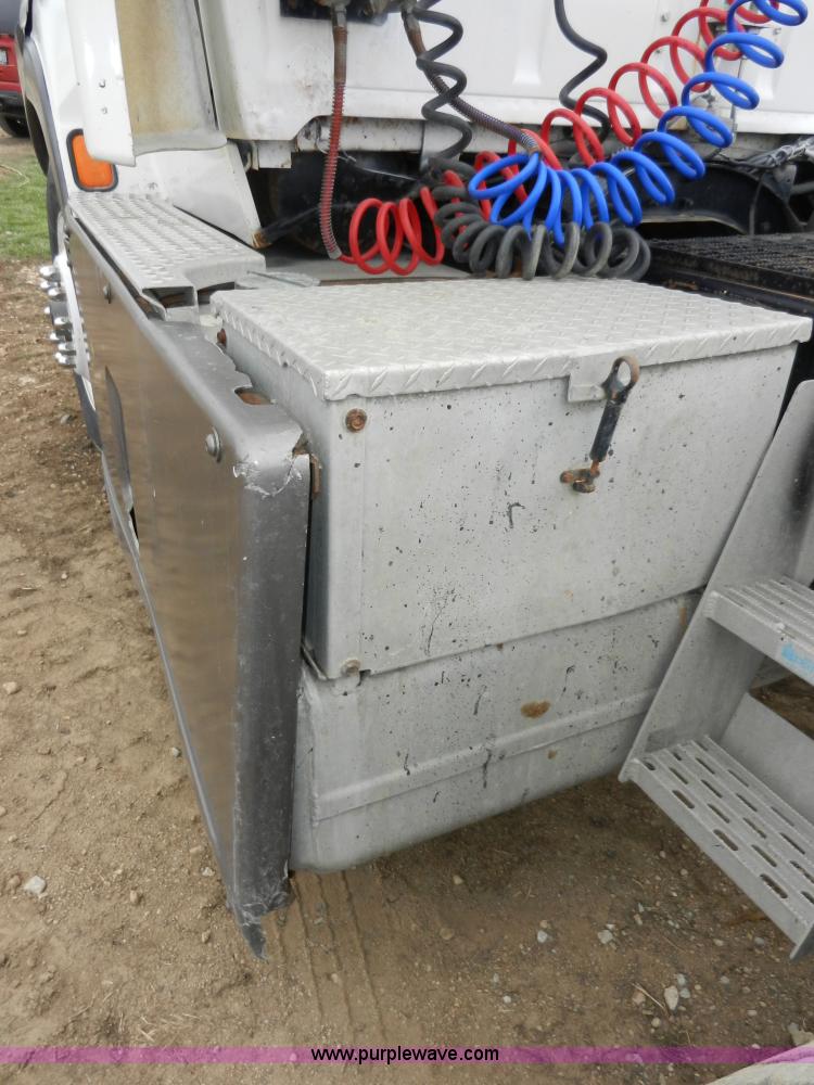 image for item X9595 1995 Ford AeroMax L900 day cab semi truck