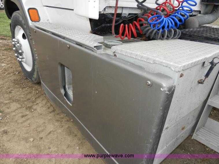 image for item X9595 1995 Ford AeroMax L900 day cab semi truck