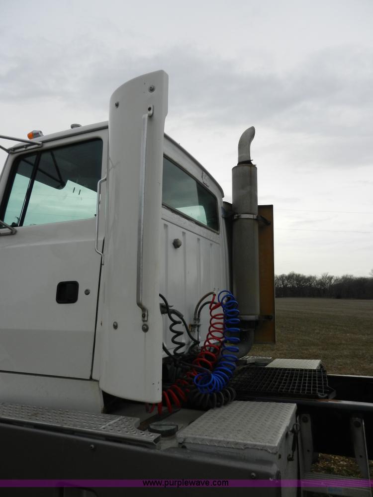 image for item X9595 1995 Ford AeroMax L900 day cab semi truck