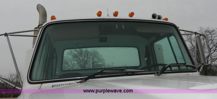 image for item X9595 1995 Ford AeroMax L900 day cab semi truck