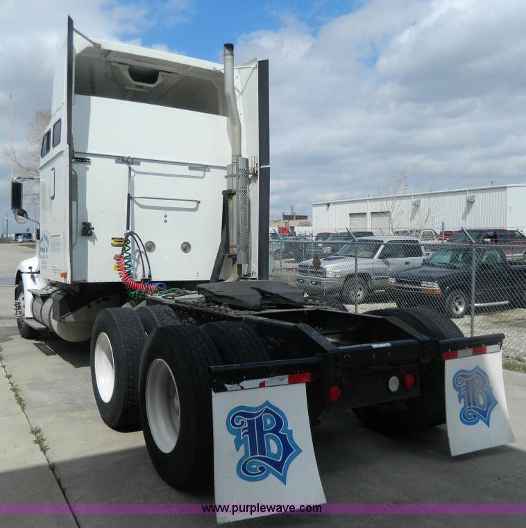 image for item Y9306 2007 International 9400i semi truck